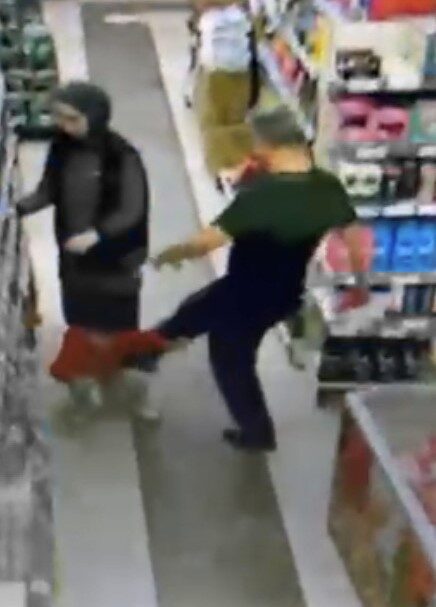 Eskişehir’de kendi evladı olduğu iddia edilen küçük çocuğu, markette defalarca