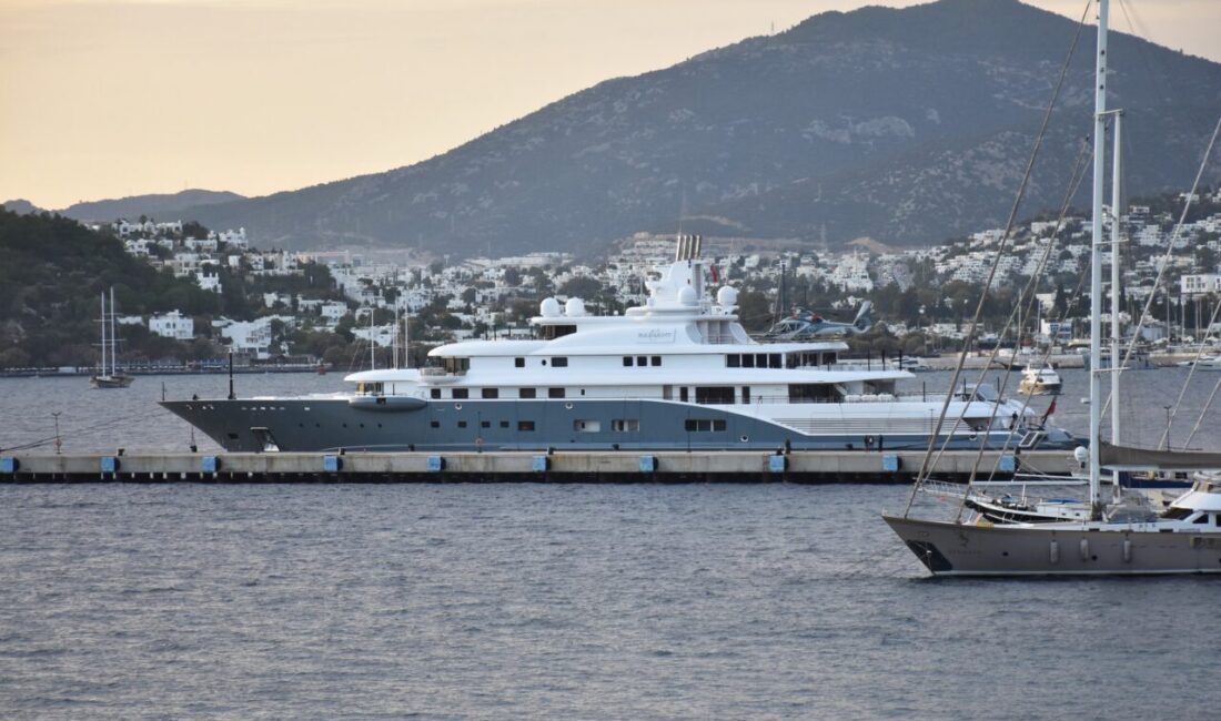MUĞLA (AA) – Dünyanın sayılı yatlarından 110 metre uzunluğundaki "Radiant"a,