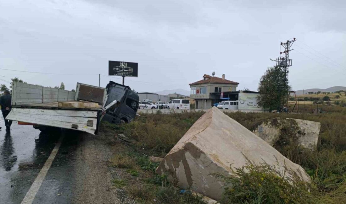 Afyonkarahisar’da tonlarca ağırlıktaki mermer yüklü tırın kayarak bir akaryakıt istasyonunun