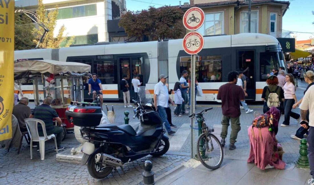 Eskişehir’de ‘motosiklet ve bisiklet giremez’ levhalarının tam altına park edilen
