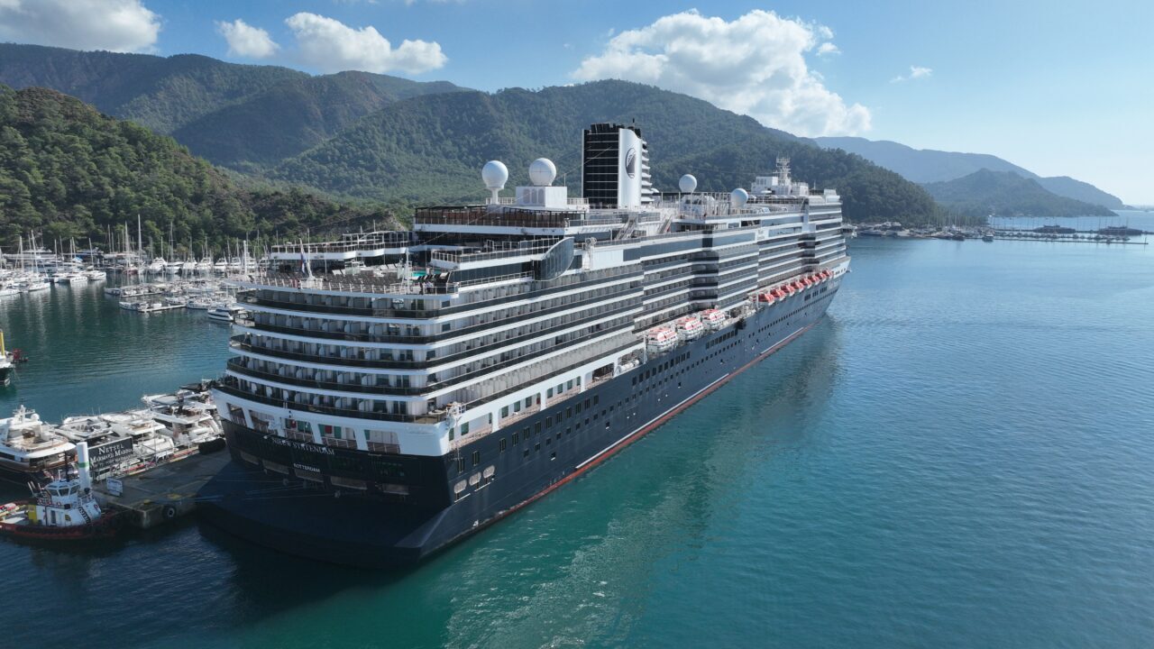 MUĞLA (AA) – Hollanda bayraklı "MS Nieuw Statendam" isimli kruvaziyer,