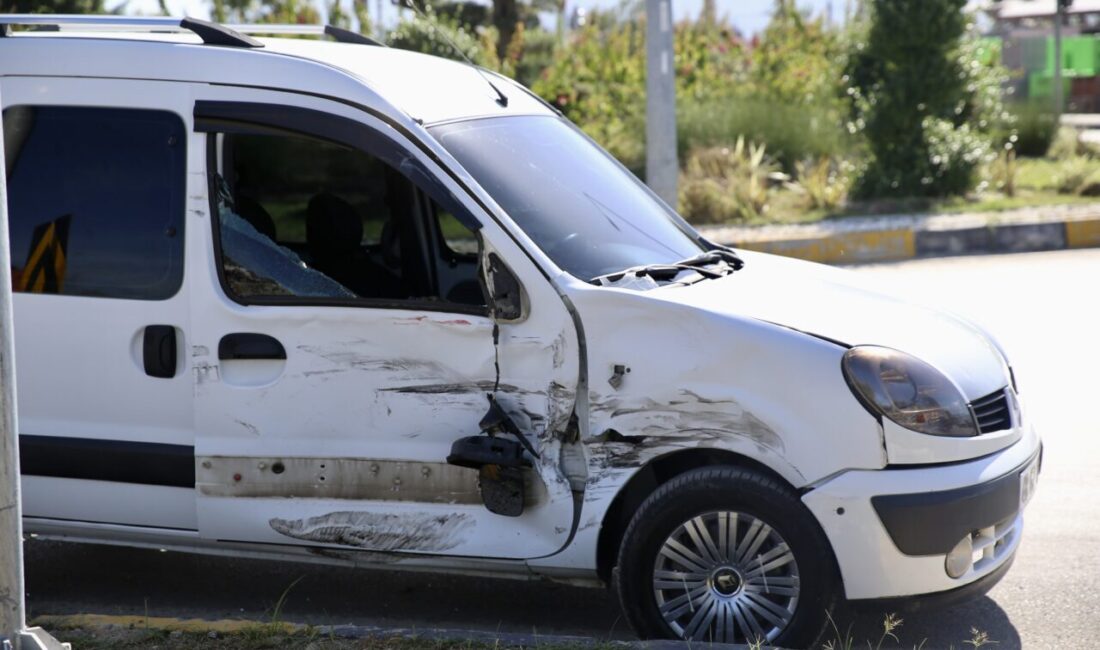 MUĞLA (AA) – Muğla'nın Fethiye ilçesinde ambulansla çarpışan hafif ticari