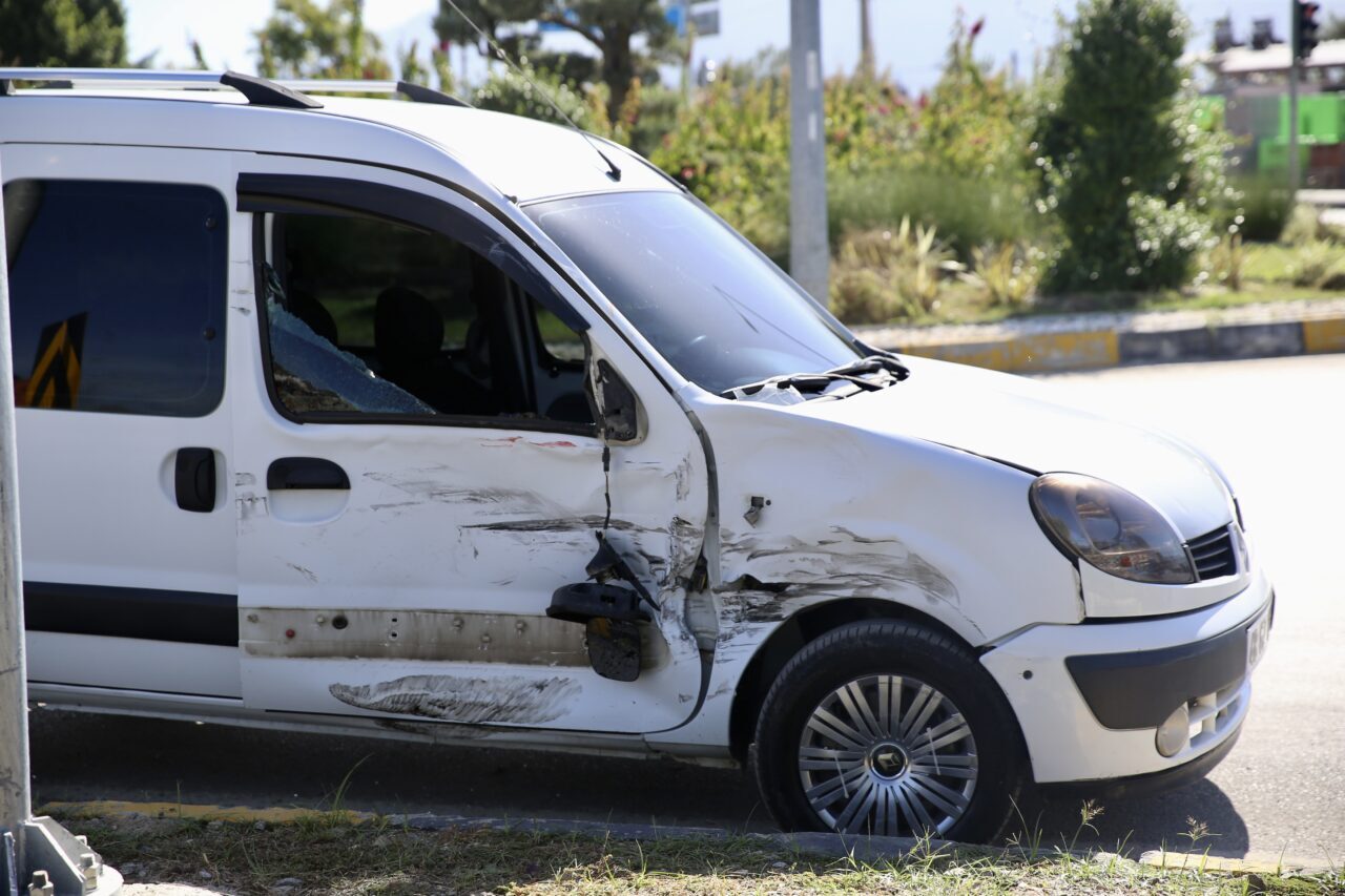 MUĞLA (AA) – Muğla'nın Fethiye ilçesinde ambulansla çarpışan hafif ticari