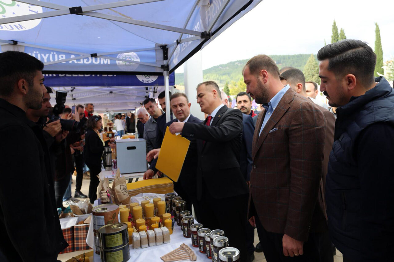 MUĞLA (AA) – Muğla'da, Çam Balı Hasat Şenliği düzenlendi. "Muğla'nın