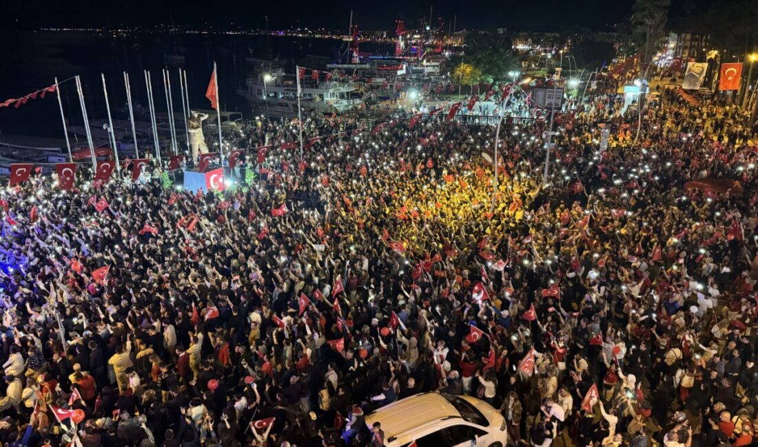 MUĞLA (AA) – Muğla'nın Marmaris ilçesinde, Cumhuriyet'in 102. yıl dönümü