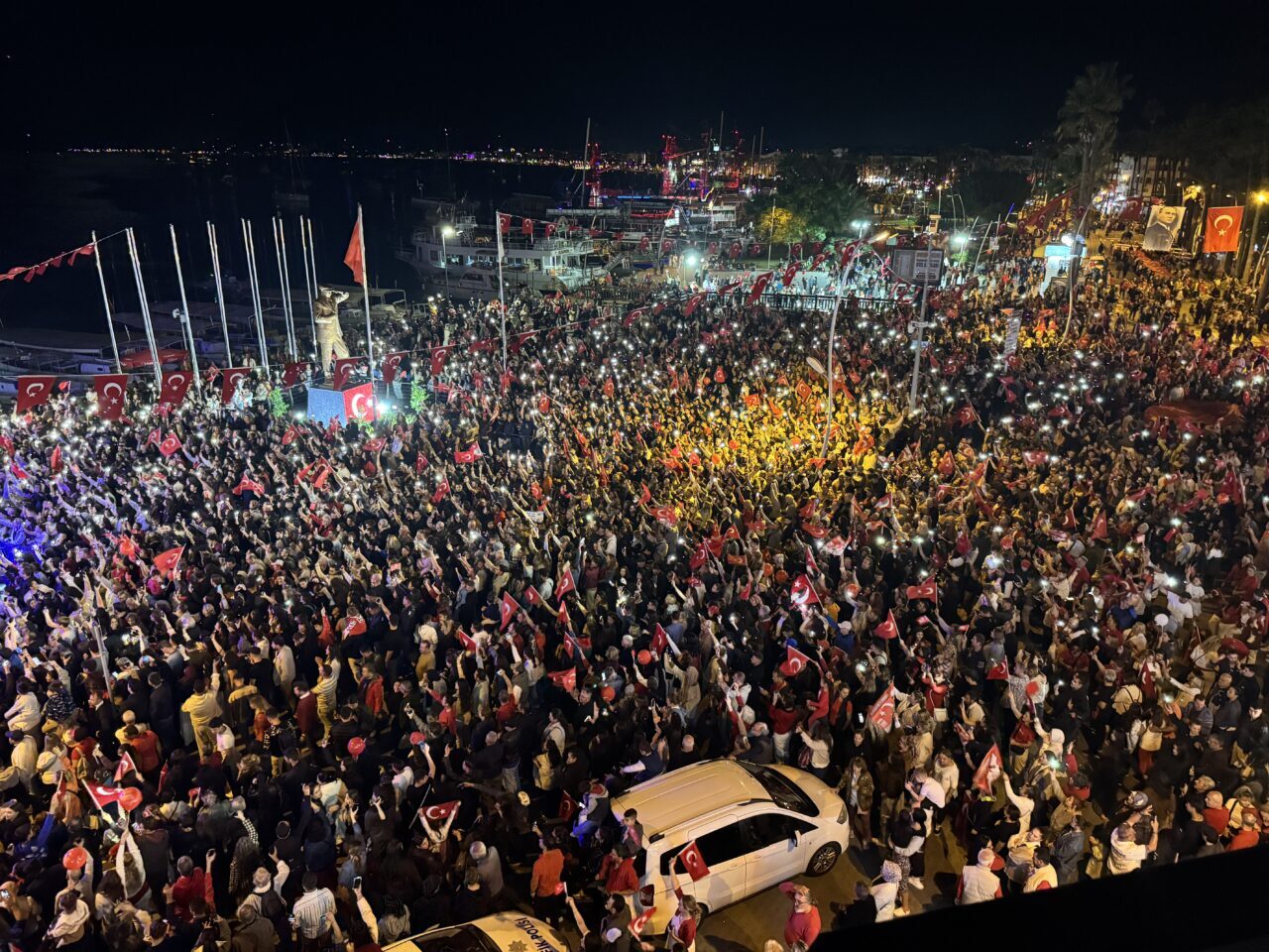MUĞLA (AA) – Muğla'nın Marmaris ilçesinde, Cumhuriyet'in 102. yıl dönümü