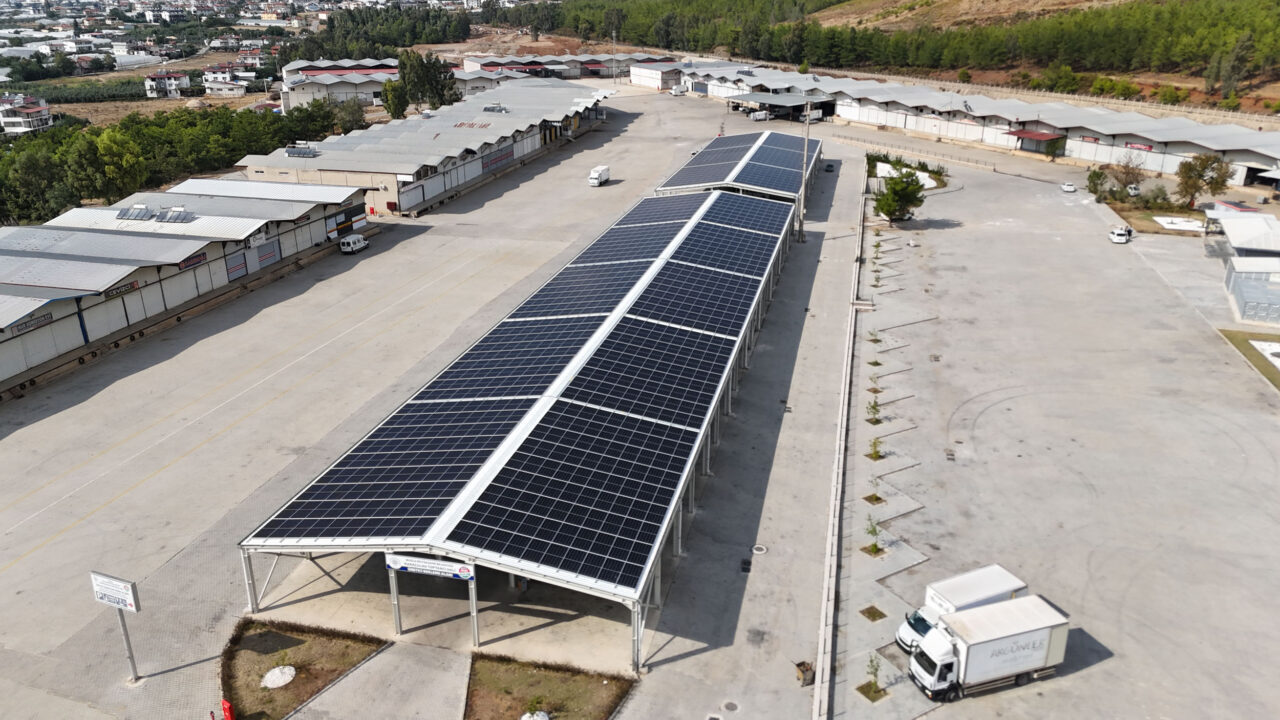 MUĞLA (AA) – Muğla'da, büyükşehir belediyesinin Fethiye Karaçulha Hali'nin çatısına