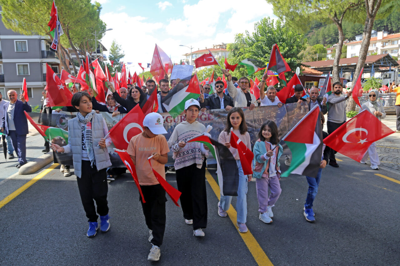 MUĞLA (AA) – Muğla'da, Filistin'e Destek Platformu tarafından "Özgürlüğe Yürüyoruz"