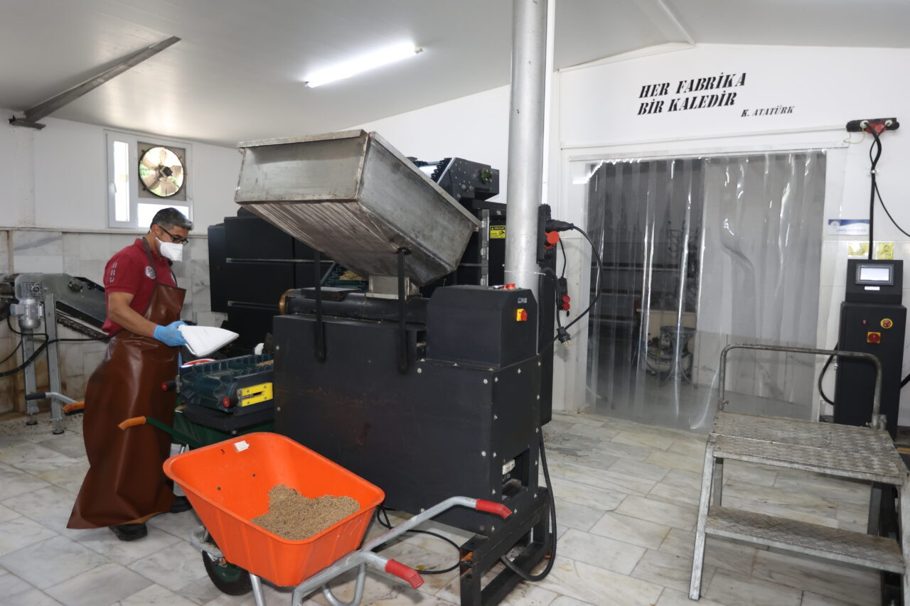 MUĞLA (AA) – Muğla'da, Büyükşehir Belediyesince kurulan Kedi-Köpek Maması Üretim