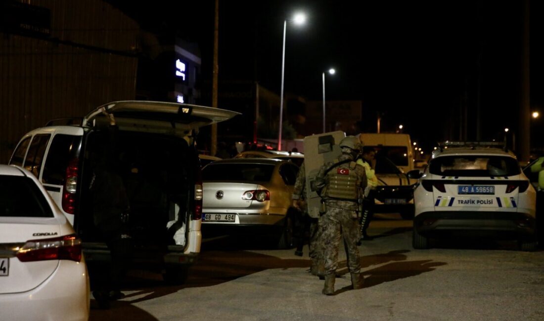 - Operasyonda bir polis memuru ayağından yaralandı