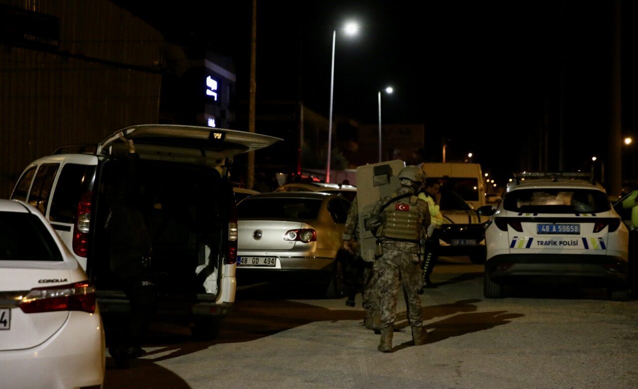 - Operasyonda bir polis memuru ayağından yaralandı