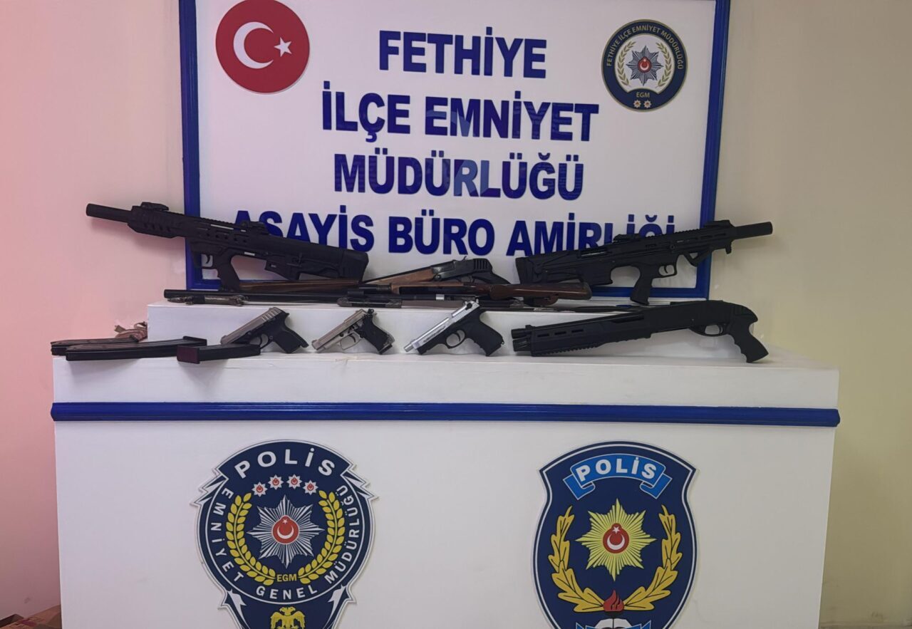 MUĞLA (AA) – Muğla'nın Fethiye ilçesinde, bir iş yerinin önüne