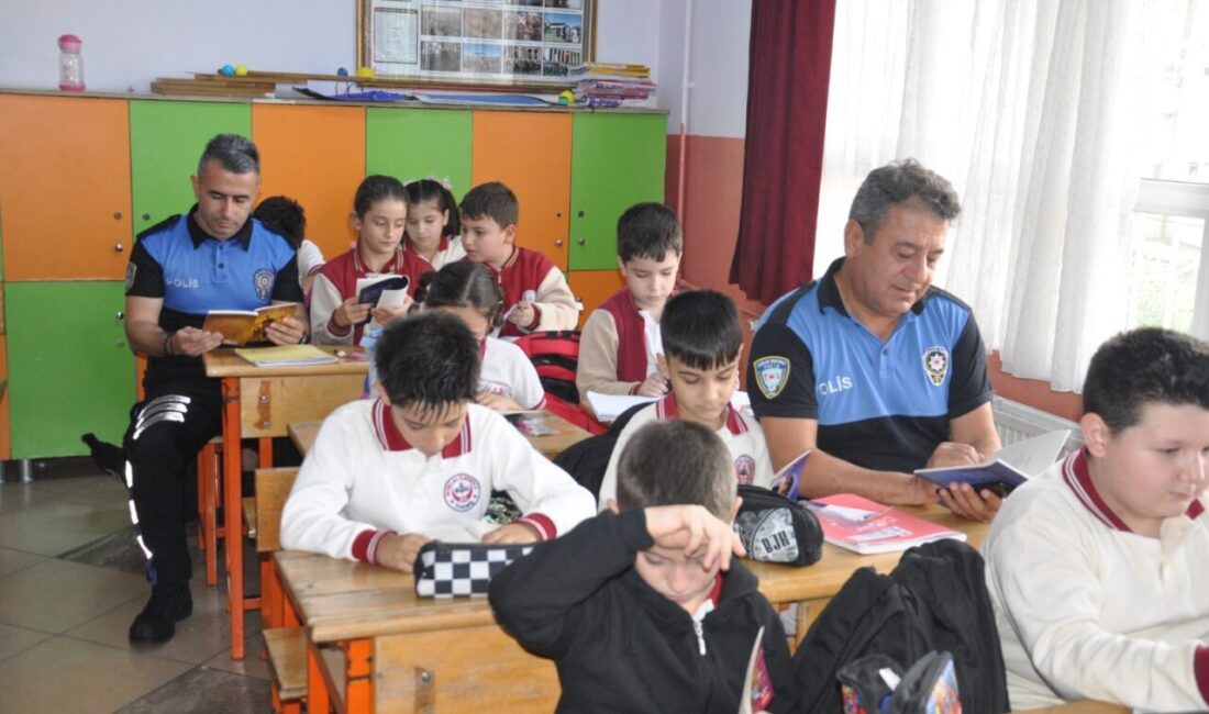 İZMİR (AA) – İzmir'in Ödemiş ilçesinde polisler, okumanın önemine dikkati