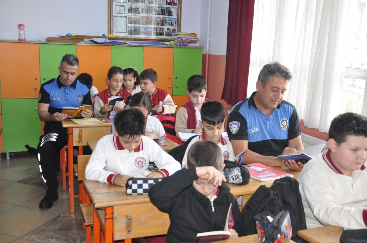 İZMİR (AA) – İzmir'in Ödemiş ilçesinde polisler, okumanın önemine dikkati