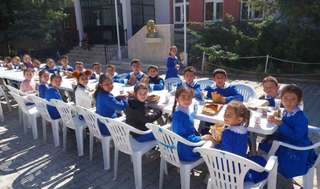 Afyonkarahisar İhsaniye Beyköy Ortaokulu yönetici ve öğretmenleri, öğrenciler için kendi