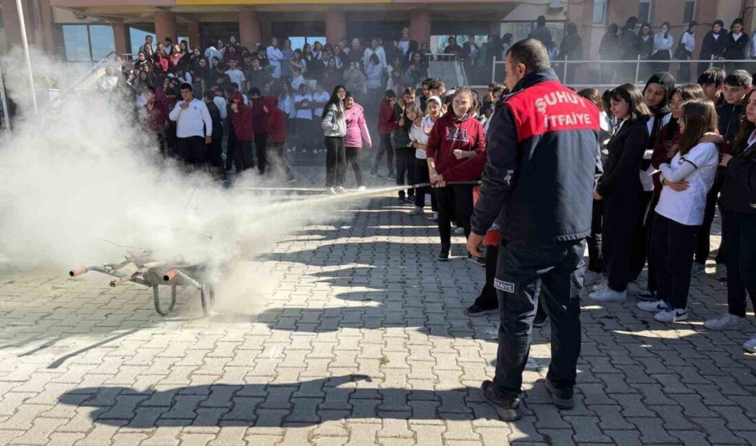 Afyonkarahisar’ın Şuhut ilçesinde itfaiye ekipleri Anadolu Lisesi’nde öğrencilerin bilinçlenmesi amacıyla
