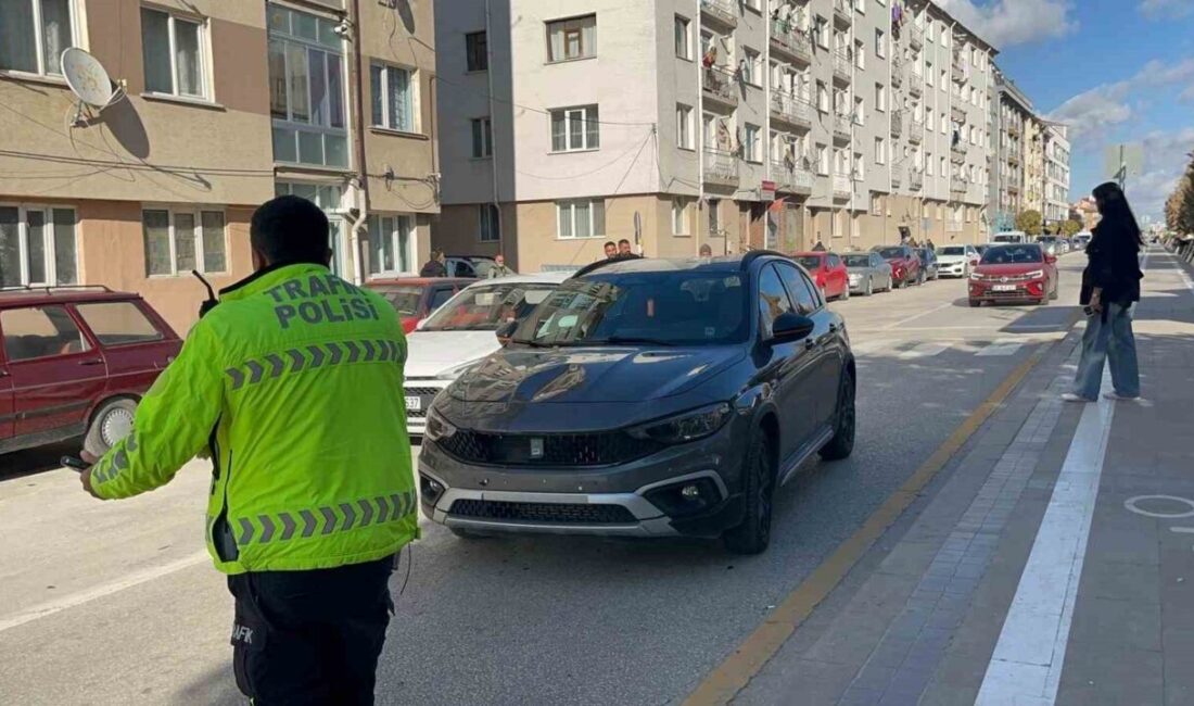 Eskişehir’de yolun karşısına geçtiği esnada otomobil çarpan yaşlı kadının hayati