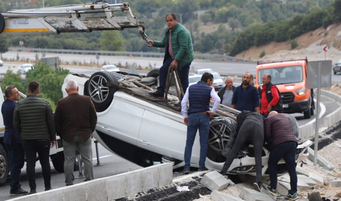 DENİZLİ (AA) – Denizli'nin Pamukkale ilçesinde takla atan otomobildeki anne