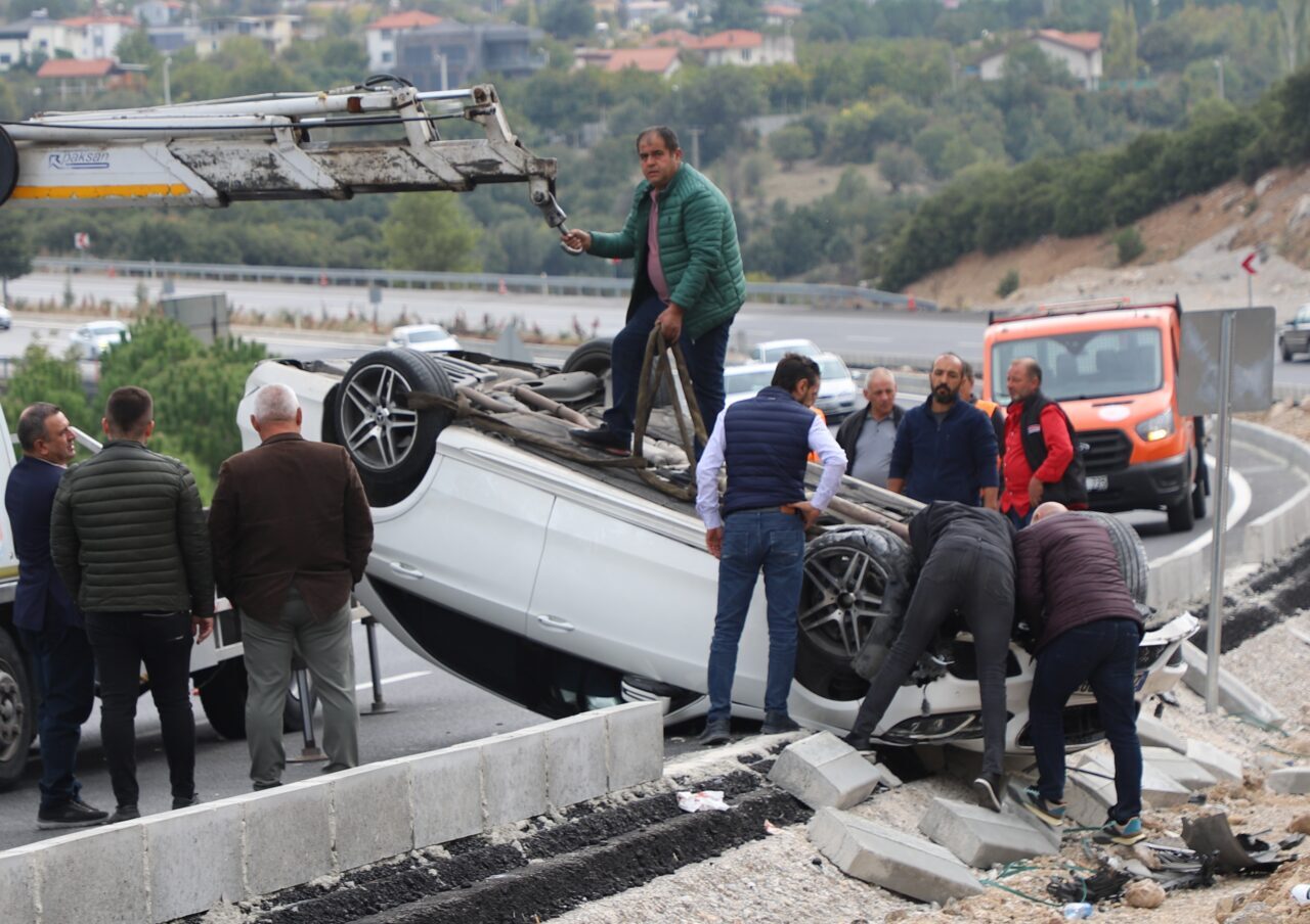 DENİZLİ (AA) – Denizli'nin Pamukkale ilçesinde takla atan otomobildeki anne