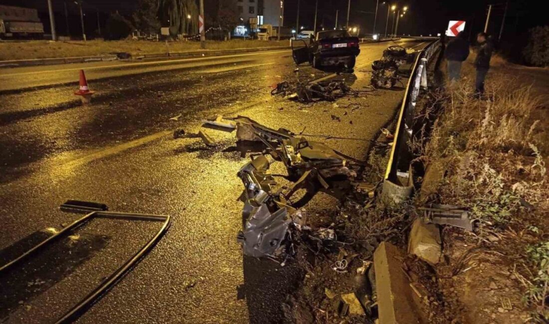 Afyonkarahisar’da kontrolden çıkan tırın çarptığı ve parçalanan Tofaş otomobilde 1