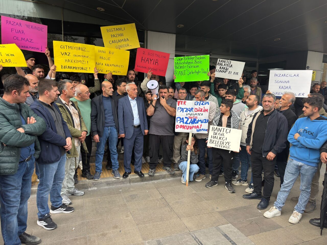 İZMİR (AA) – İzmir'in Karşıyaka ilçesinde, pazar esnafı Bostanlı pazar