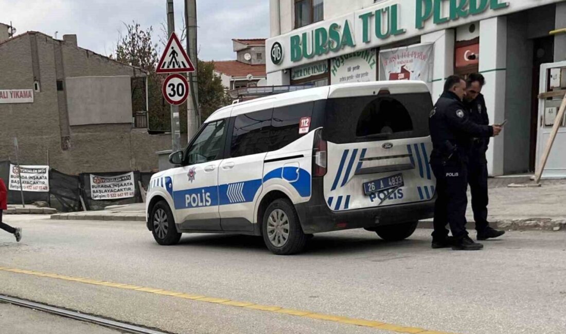 Eskişehir’de polis aracına arkadan çarpan plakasız motosiklet olay yerinden kaçtı.