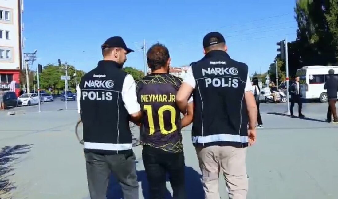 Eskişehir’in Hatboyu Caddesi’nde denetimlerini artıran polis ekipleri, çevreye rahatsızlık veren