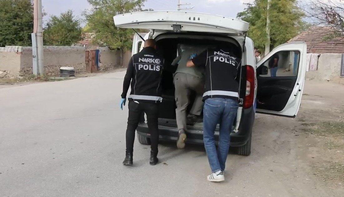 Eskişehir’in Alpu ilçesinde polis tarafından yapılan uygulamada 311 şahıs, 53