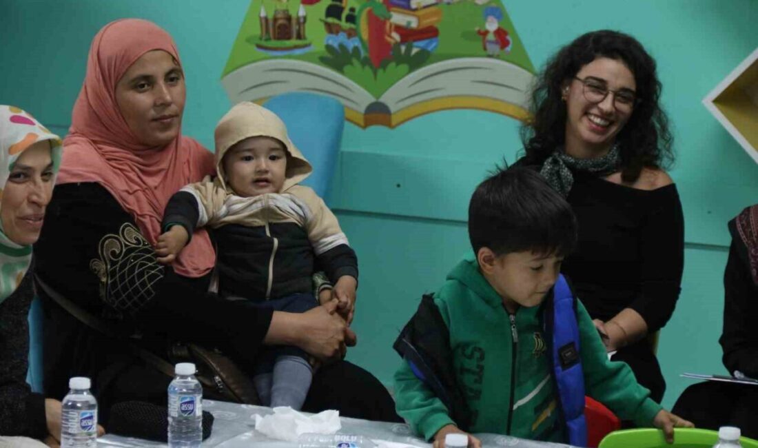 Eskişehir’de bir ilkokulda alanında uzman 3 psikolojik danışman velilerle bir