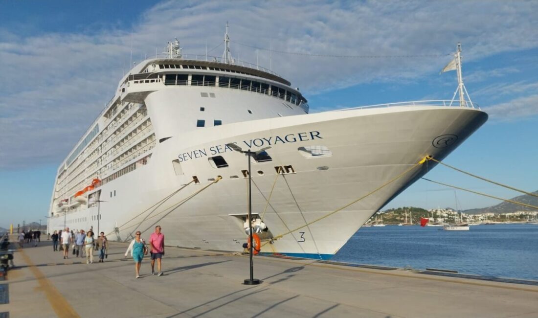MUĞLA (AA) – Bahamalar bayraklı "Seven Seas Voyager" adlı kruvaziyer,
