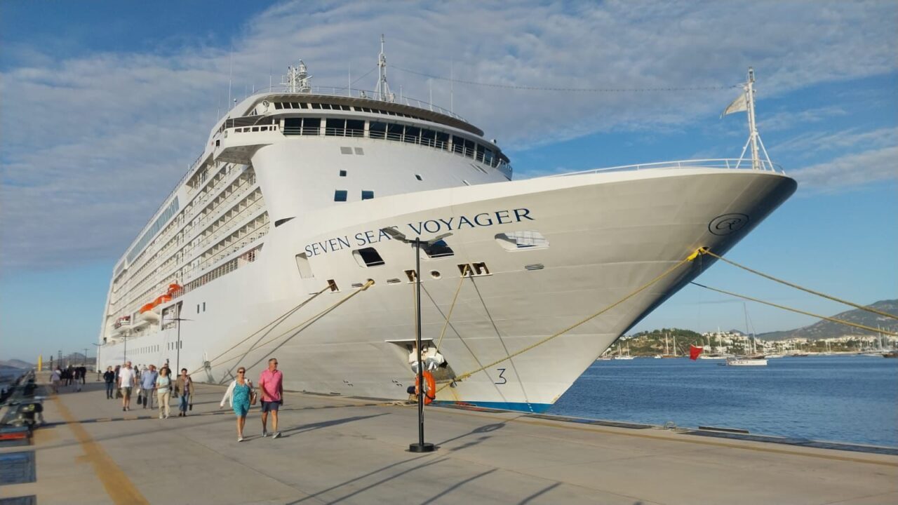 MUĞLA (AA) – Bahamalar bayraklı "Seven Seas Voyager" adlı kruvaziyer,