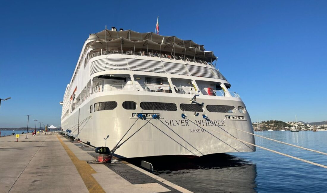 MUĞLA (AA) – Bahamalar bayraklı "Silver Whisper" isimli kruvaziyer, Muğla'nın