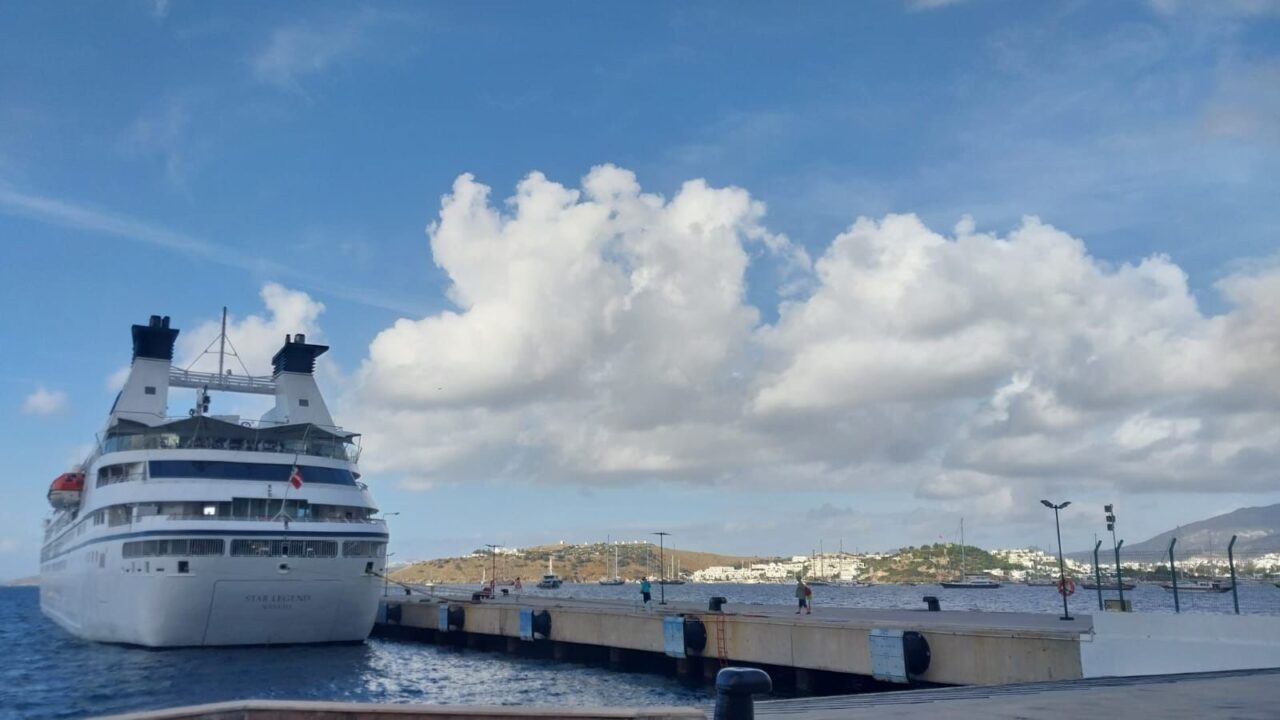 MUĞLA (AA) – Muğla'nın Bodrum ilçesine "Star Legend" kruvaziyeri 271