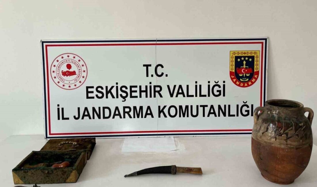 Eskişehir’de jandarma ekiplerince tarih eser satmak için müşteri arayan şüpheli