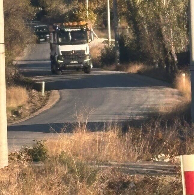 Eskişehir’de Tekören Mahallesi yolunda uzayan ağaç dalları sebebiyle araçlarıyla geçmekte