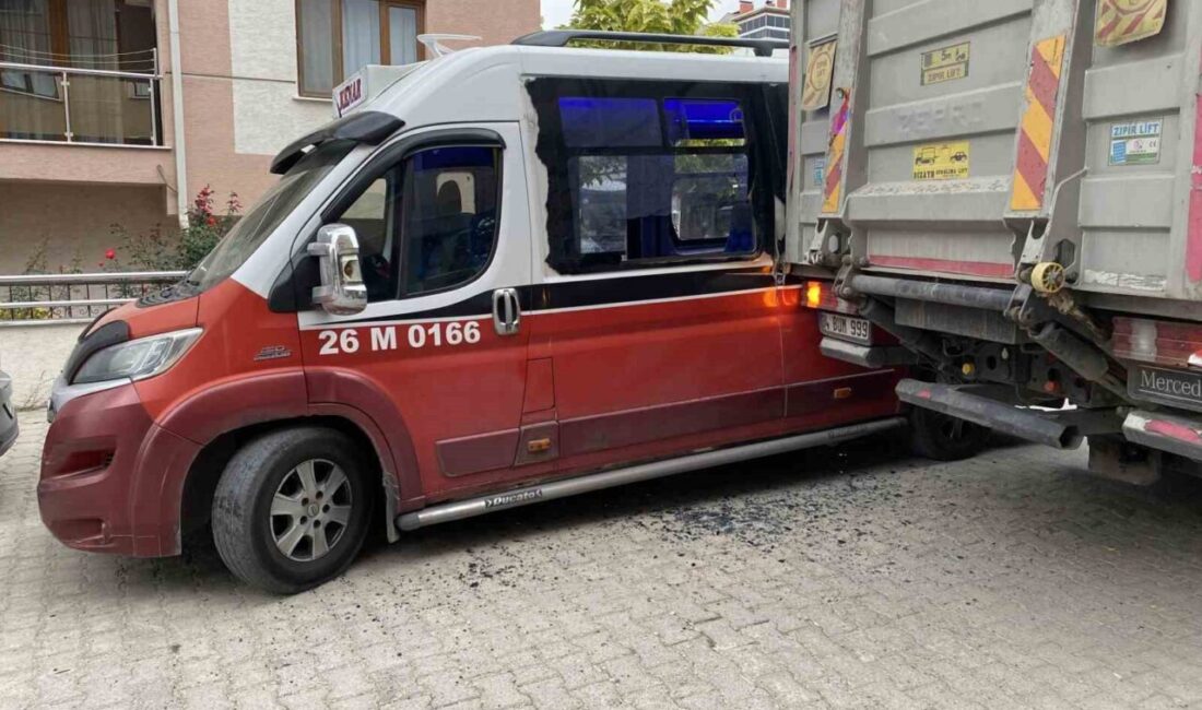 Eskişehir’de tır ile minibüsün çarpıştığı kazada maddi hasar oluştu. Olay,