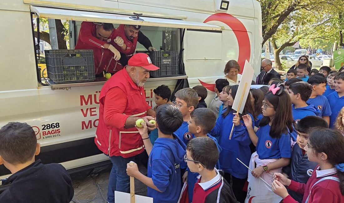 MUĞLA (AA) – Türk Kızılay Muğla Şubesi üyeleri, "Dünya Yürüyüş