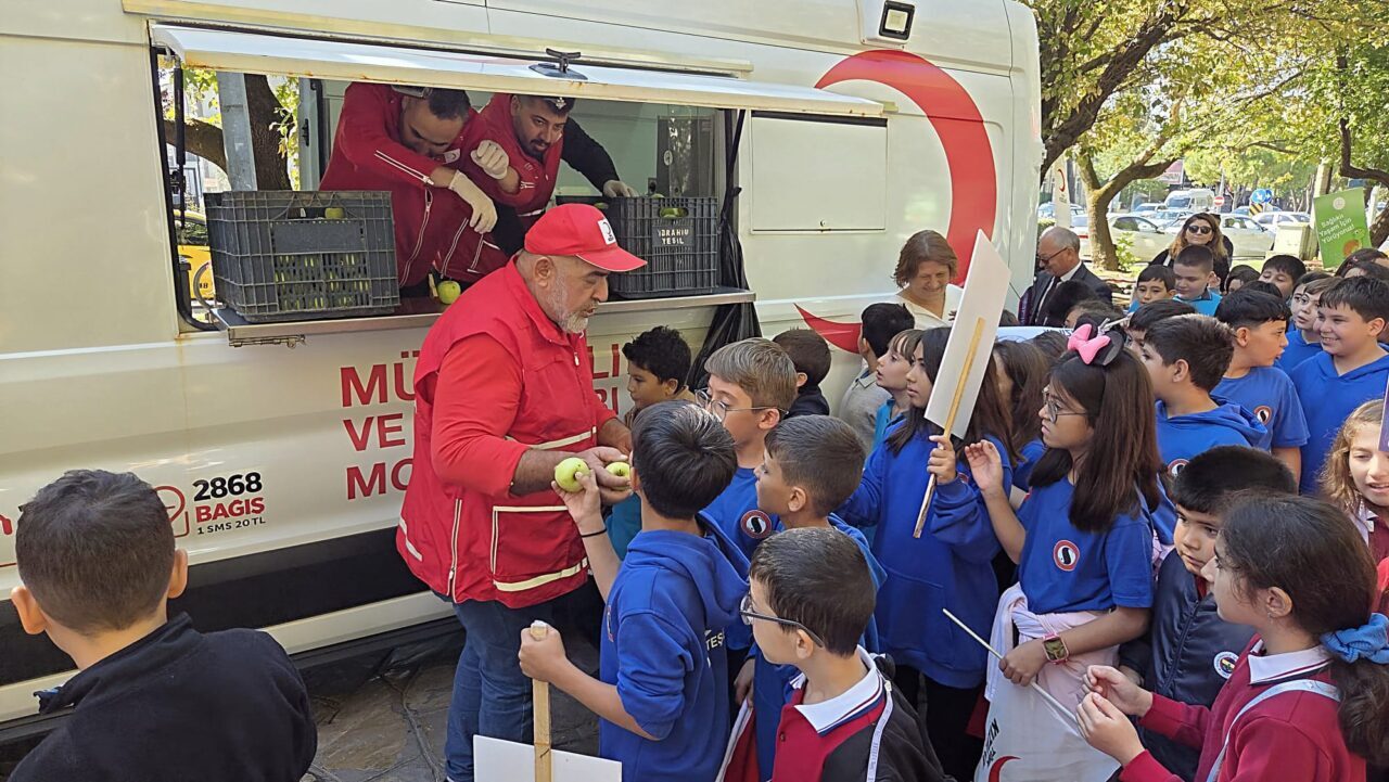 MUĞLA (AA) – Türk Kızılay Muğla Şubesi üyeleri, "Dünya Yürüyüş