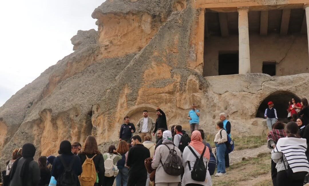 Eskişehir’de okuyan 100 üniversite öğrencisinin katılımıyla doğa yürüşüyü düzenlendi. İl