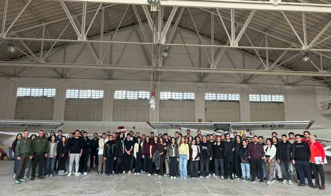 Eskişehir’e gelen bir grup üniversite öğrencisi, İnönü Havacılık Eğitim Merkezi’ni