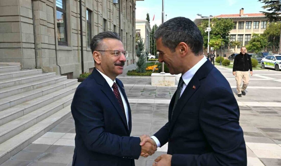 Uşak Valisi Dr. Naci Aktaş, Vali Hüseyin Aksoy’u makamında ziyaret
