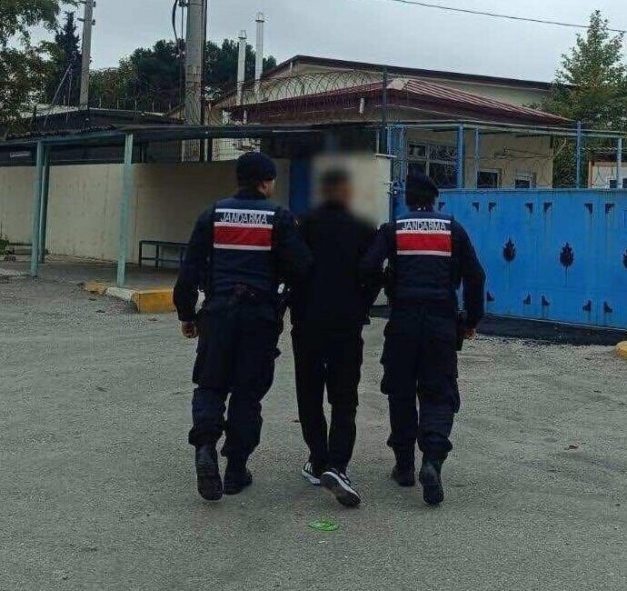 UŞAK (AA) – Uşak'ta jandarma ekiplerince düzenlenen operasyonlarda 20'si firari