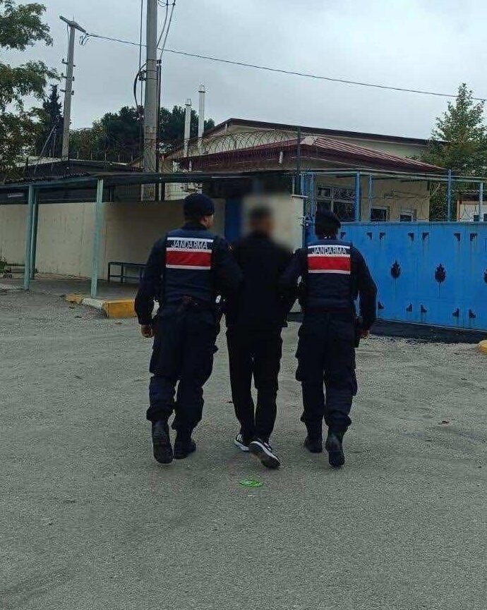 UŞAK (AA) – Uşak'ta jandarma ekiplerince düzenlenen operasyonlarda 20'si firari