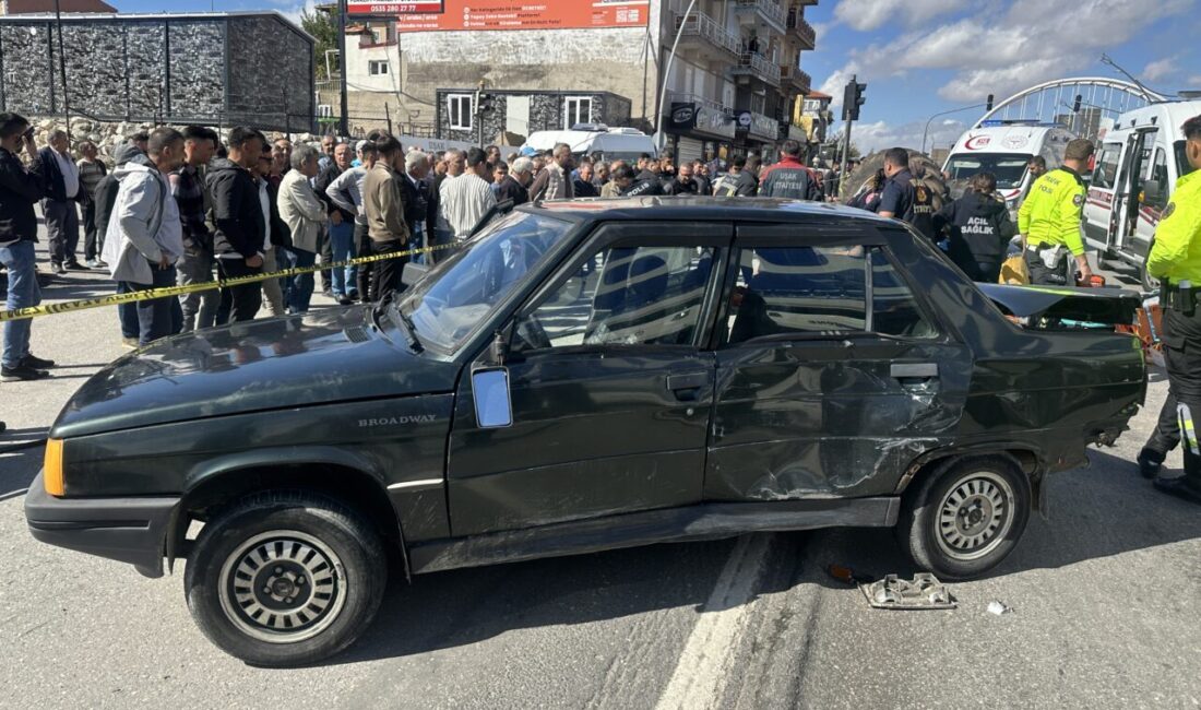 UŞAK (AA) – Uşak'ta tır, otomobil ve traktörün karıştığı kazada