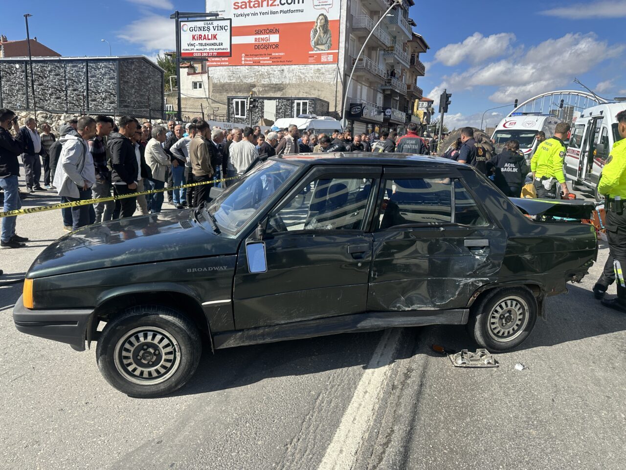 UŞAK (AA) – Uşak'ta tır, otomobil ve traktörün karıştığı kazada