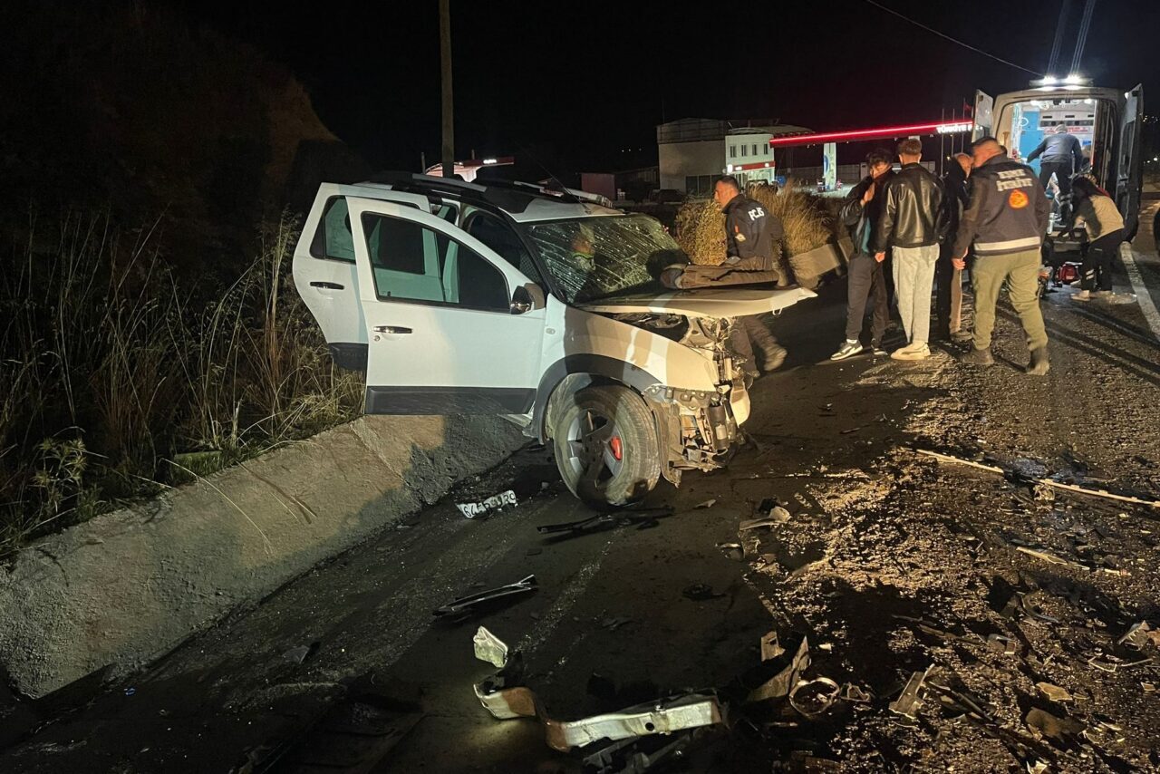 UŞAK (AA) – Uşak'ın Eşme ilçesinde, cip ile otomobilin çarpışması