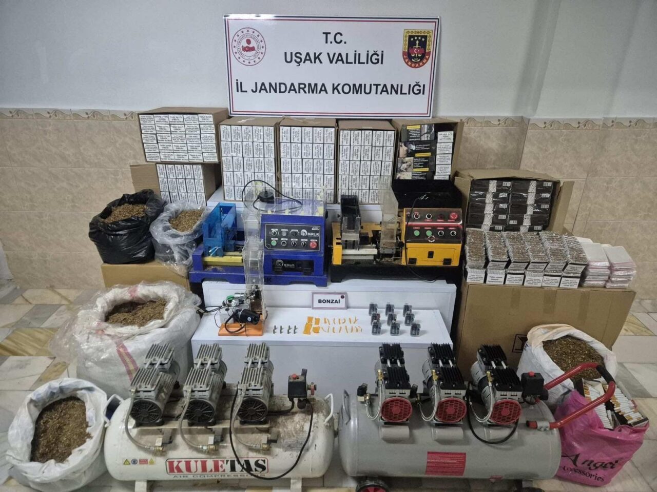 - Adreste yapılan aramada, 3 elektronik tütün sarma makinesi, 2