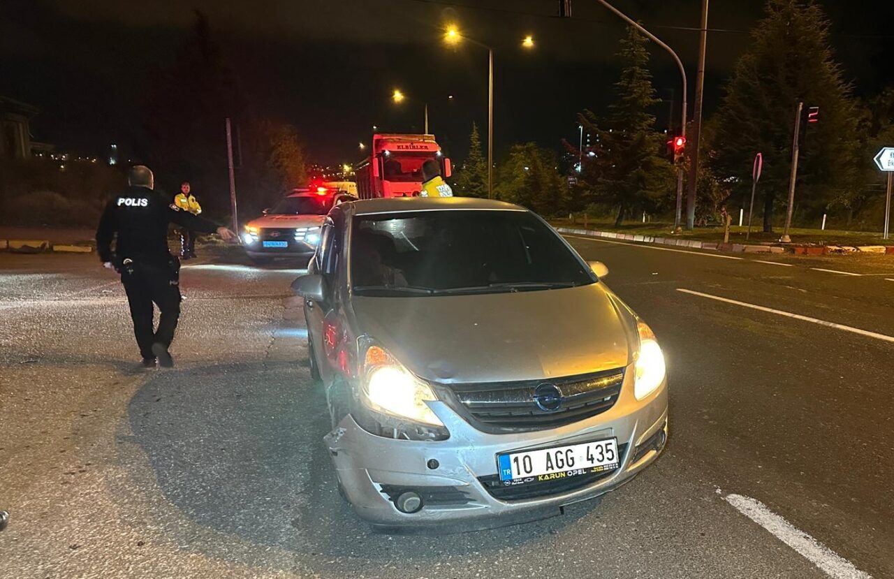UŞAK (AA) – Uşak'ta otomobil ile çarpışan motosikletteki 2 kişi