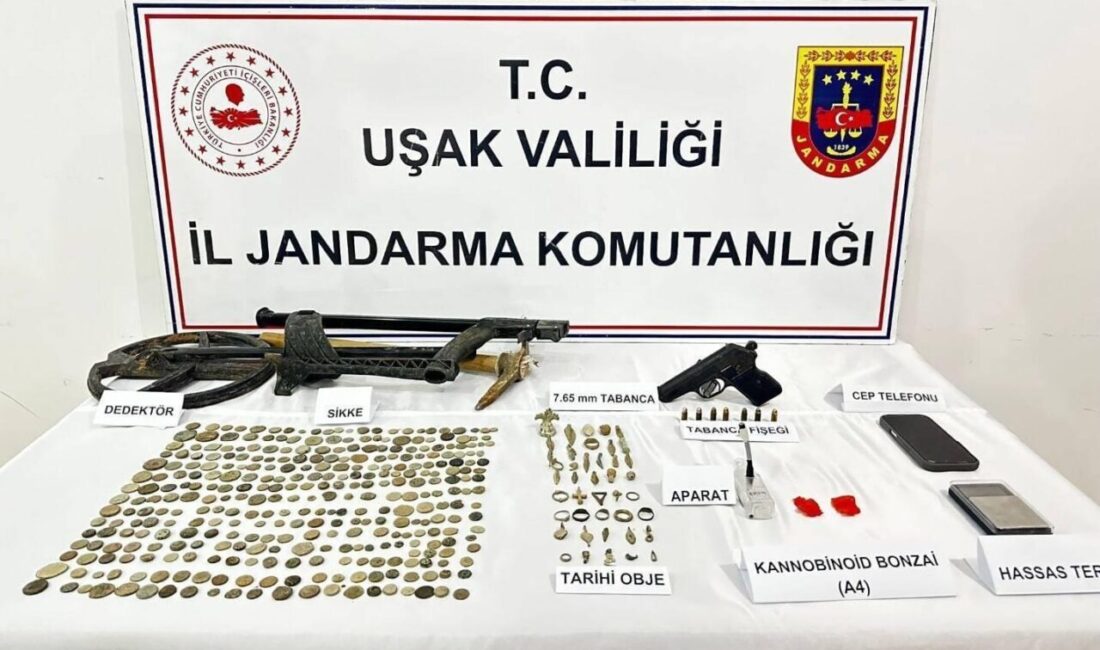 UŞAK (AA) – Uşak'ın Eşme ilçesinde düzenlenen kaçakçılık operasyonunda Roma