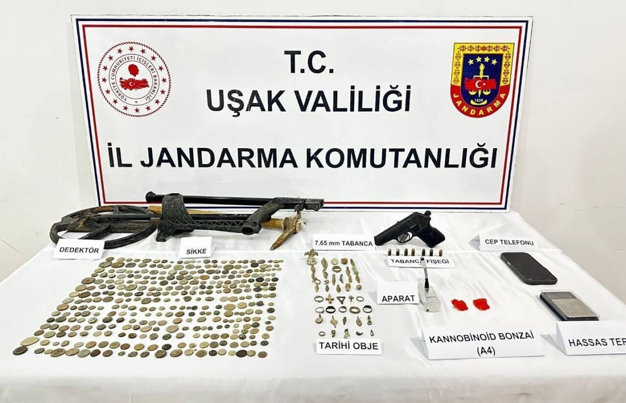UŞAK (AA) – Uşak'ın Eşme ilçesinde düzenlenen kaçakçılık operasyonunda Roma